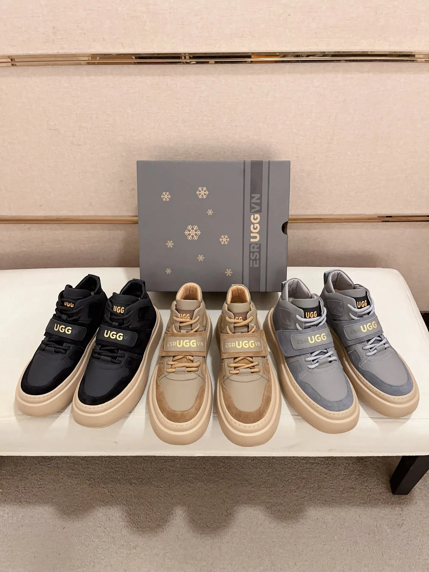 Factory Price: 380 Men's Men's Shoes💰North American Men's Shoes Ugg ☃️In the special sale of new high-quality men's shoes and snow boots in autumn and winter, the nemesis of extreme cold weather! Made of cowhide leather, merino wool lining, and original outsole, whether driving, outdoor or daily wear, there is always one that suits you! Code number 39-44